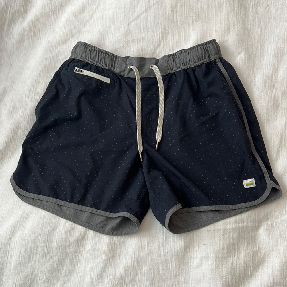 Vuori Men’s Linerless Banks Shorts Blue Polka Dot 5in Size Small